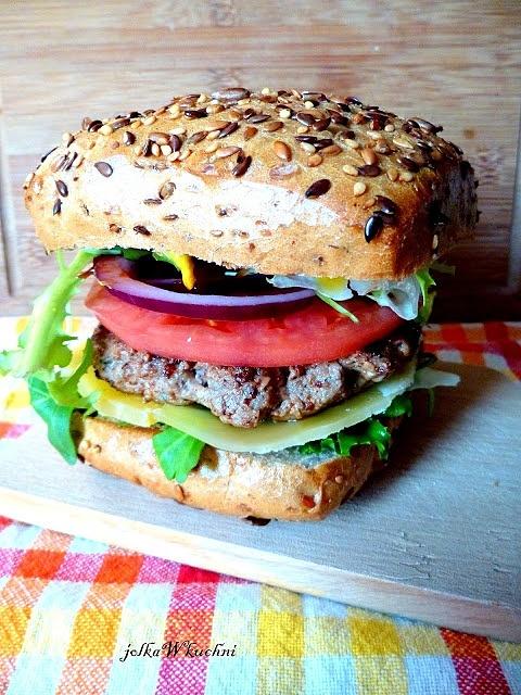 Domowe burgery z wołowiną i warzywami - szybki fast food