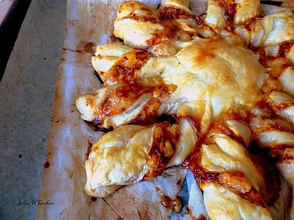 Pizza gwiazda z ciasta francuskiego
