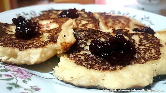 Bananowe serniczki z dżemem jeżynowym