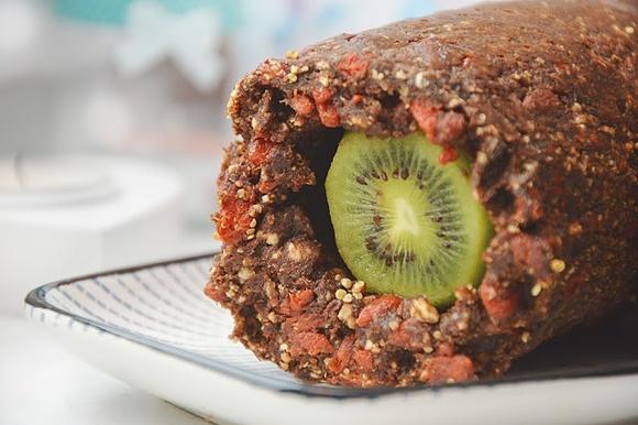 Raw rolada gryczano-śliwkowa z kiwi