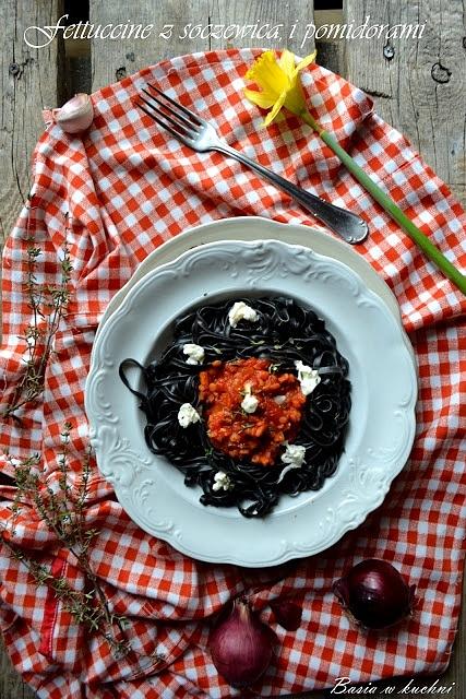 Czarny makaron fettuccine z soczewicą pomidorami mozzarellą i tymiankiem
