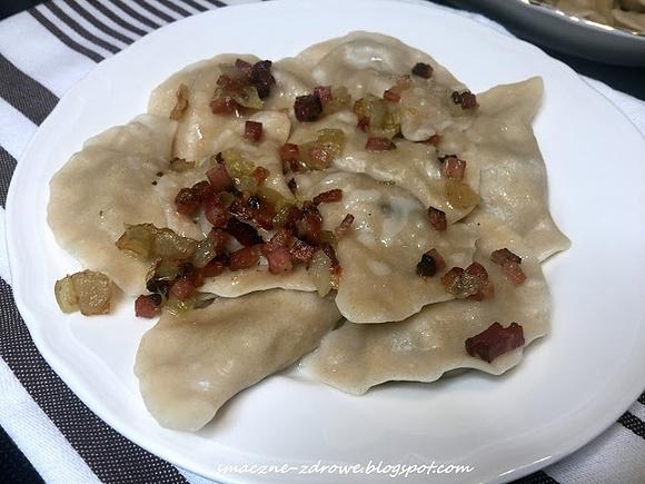 Pierogi orkiszowe z kaszą gryczaną twarogiem i cebulką