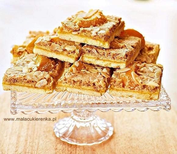 Tarta z brzoskwiniami i morelami lub mazurek na Wielkanoc
