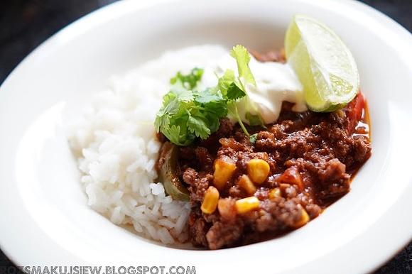 Chili con carne z wędzoną papryką, kolendrą i limonką