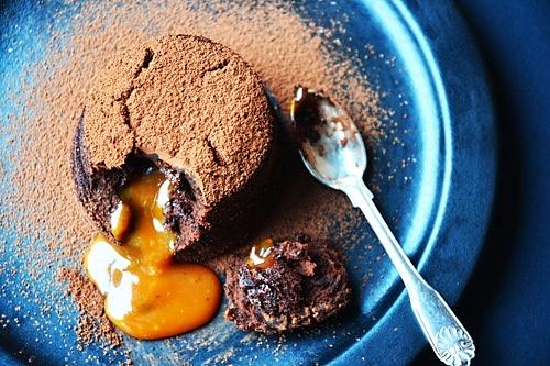 Lava cakes czyli czekoladowe ciastka z płynnym wnętrzem