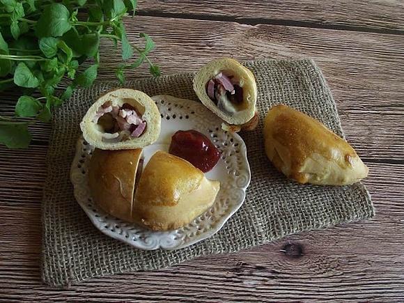 Calzone z serem, boczkiem i pieczarkami