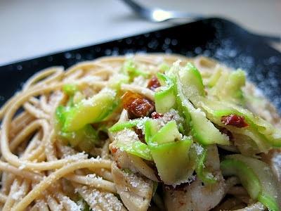 Spaghetti z cukinią i suszonymi pomidorami