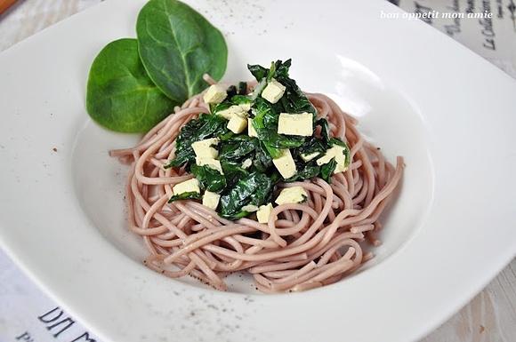 Makaron soba z tofu i szpinakiem