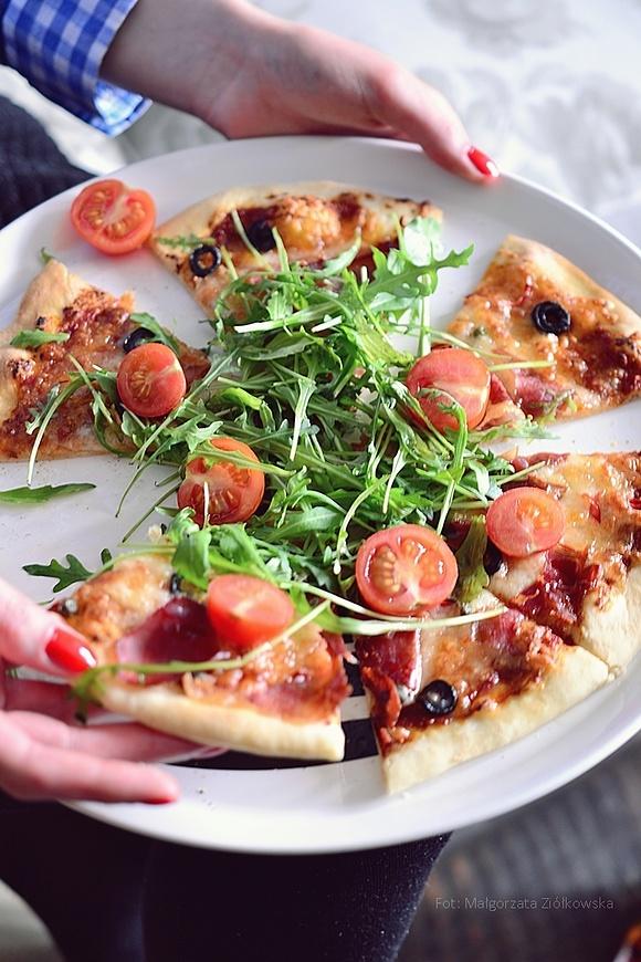 Hiszpańska pizza z szynką serrano rukolą i pomidorkami koktajlowymi
