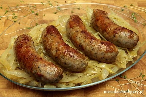 Smażona biała kiełbasa z cebulą i białym winem