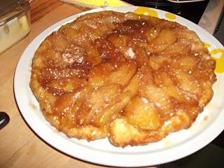 Tarta Tatin z jabłkami i karmelowym sosem