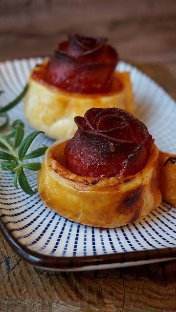 Francuskie różyczki z salami i ketchupem
