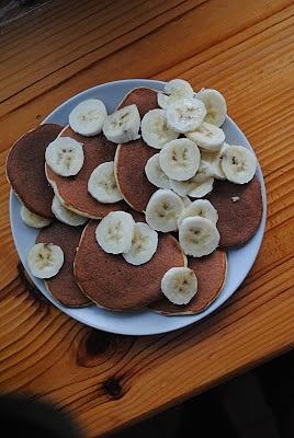 Kokosowe placki z bananem nutellą i orzechami