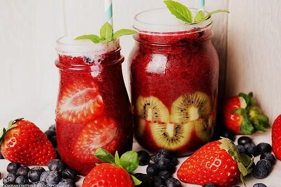 Smoothie z czerwonych owoców, siemieniem lnianym i wodą kokosową