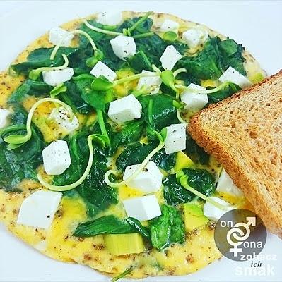 Wiosenny omlet z awokado, szpinakiem i fetą