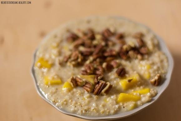 Kasza owsiana na mleku ryżowym z mango i pecanami