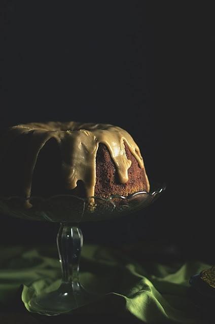 Jabłkowa babka z nadzieniem serowym i polewą pralinową