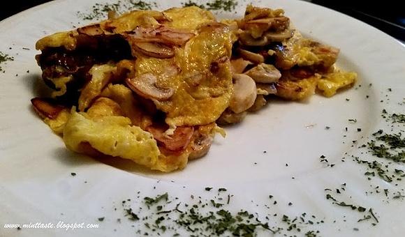 Szybki dietetyczny omlet z warzywami i indykiem