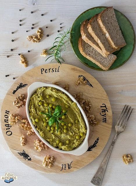 Pasta z zielonego groszku z orzechami włoskimi i tymiankiem
