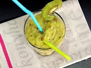 Koktajl zielony z avocado i siemieniem