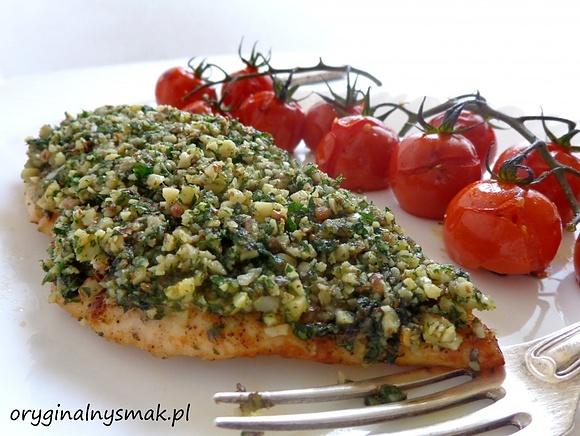 Piersi kurczaka z orzechowo-pietruszkowym pesto i pieczonymi pomidorkami