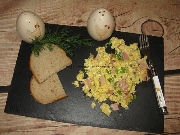 Jajecznica na śniadanie lub kolację