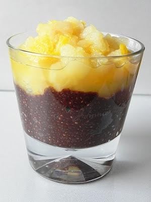 Czekoladowy pudding chia z duszonymi owocami