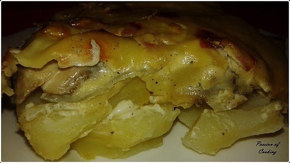 Zapiekanka ziemniaczana z pieczarkami i boczkiem