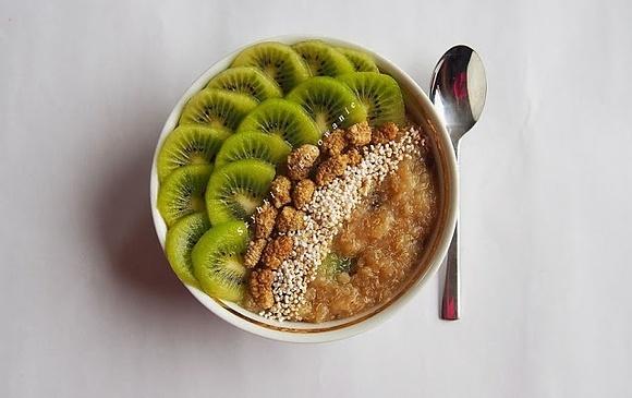 Quinoa z kiwi na śniadanie bez glutenu i mleka