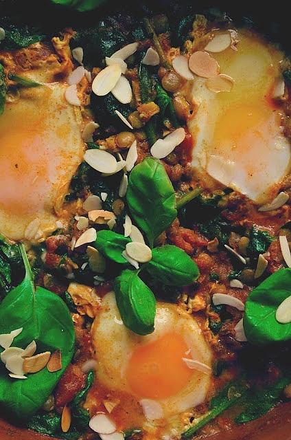 Shakshouka z zieloną soczewicą i szpinakiem