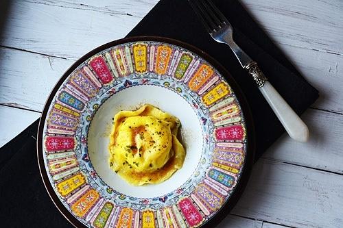 Raviolo z puree z pasternaku i bryndzy doprawione czosnkiem niedźwiedzim