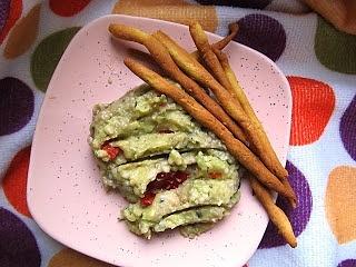 Guacamole i domowe paluszki grissini