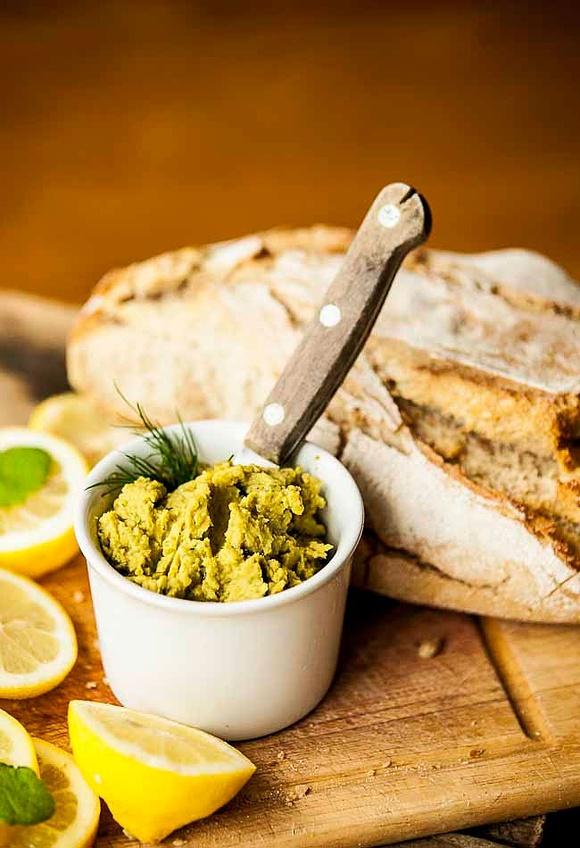 Pasta z groszku cytrynowa z pieczonym czosnkiem i przyprawami