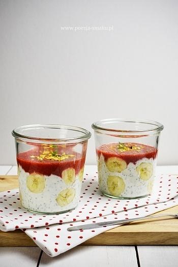 Jogurt z nasionami chia i owocami