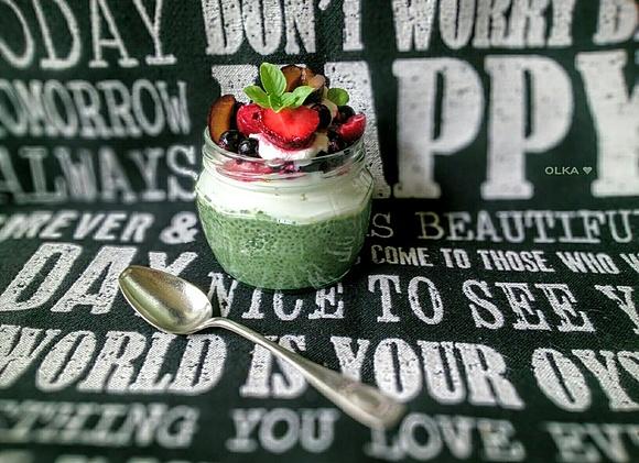 Chia pudding z młodym jęczmieniem