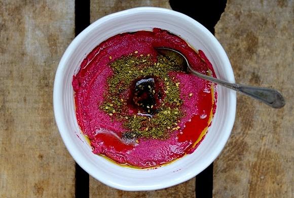 Hummus buraczany z za'atarem