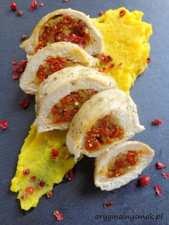 Kieszonki z piersi kurczaka z jagodami goji i orzechami nerkowca na szafranowym puree z kalafiora