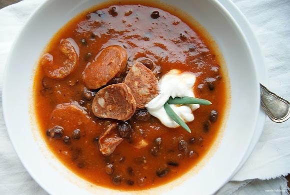 Zupa dyniowa z chorizo i czarną fasolą