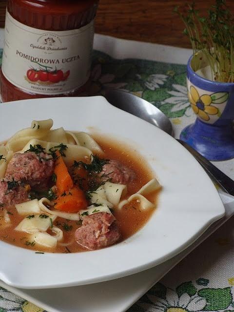 Pomidorowa z soczewicą, klopsikami i makaronem pożywna zupa