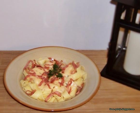 Makaron z szynką i sosem jogurtowym z mozzarellą