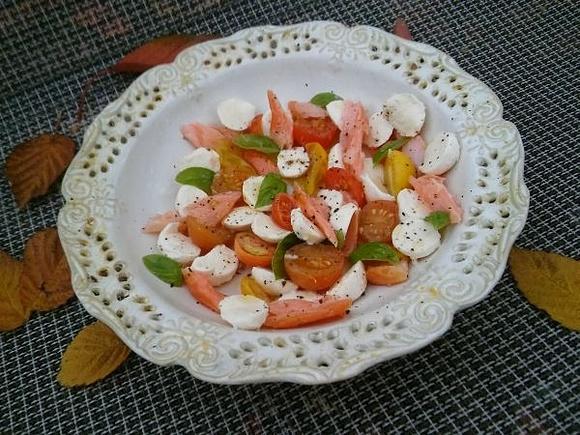 Mini-caprese z łososiem