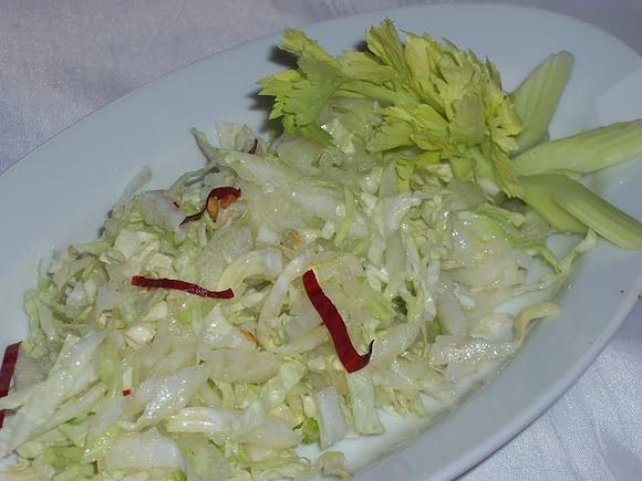 Surówka z kapusty pekińskiej i selera naciowego