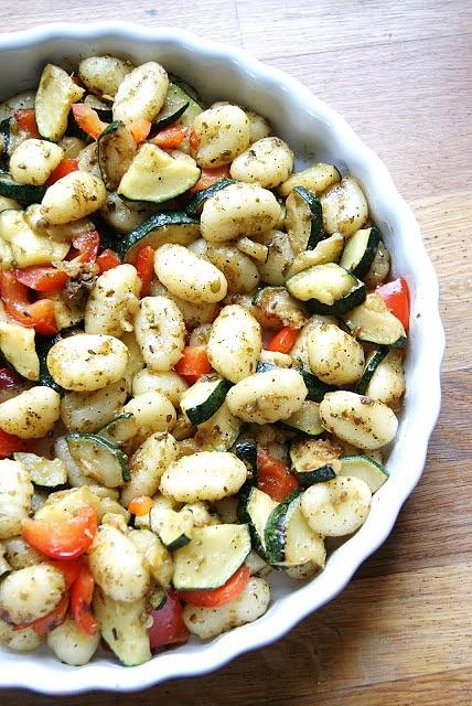 Gnocchi zapiekane w sosie pomidorowym z mozzarellą i warzywami