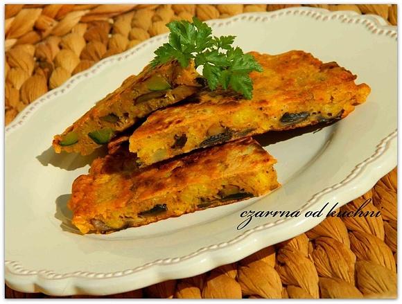 Omlet z ryżem — przepis na śniadanie z jajek i pieczarek