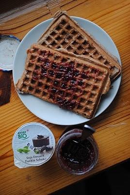 Wegańskie gryczane gofry z dżemem malinowym jogurtem i truskawkami