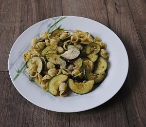Makaron z cukinią i pesto