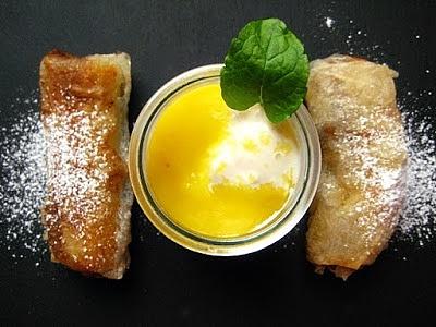 Banany w papierze ryżowym z lodami kokosowymi i mango