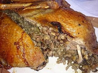 Pieczona kaczka faszerowana pęczakiem z bakaliami
