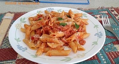 Makaron z szynką i pikantną papryką