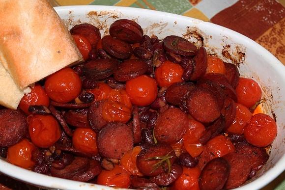 Fasolka zapiekana z chorizo i pomidorkami